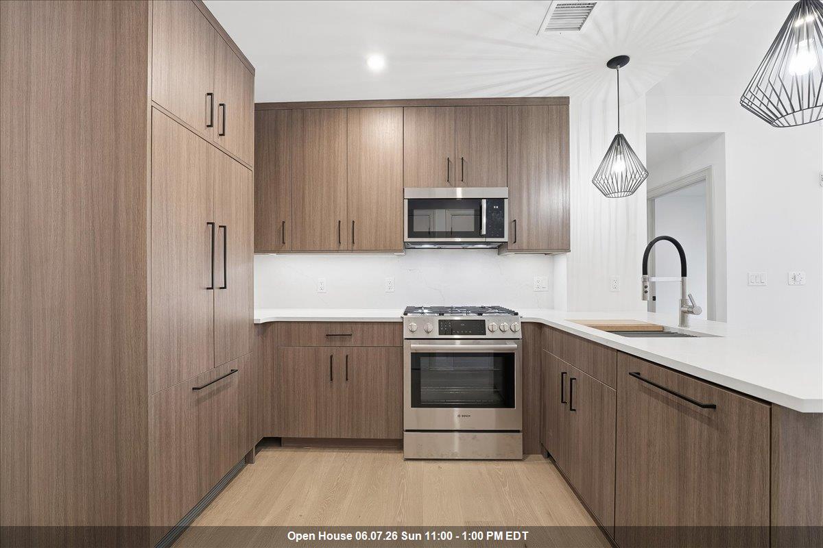 921 MADISON ST Unit: 205
