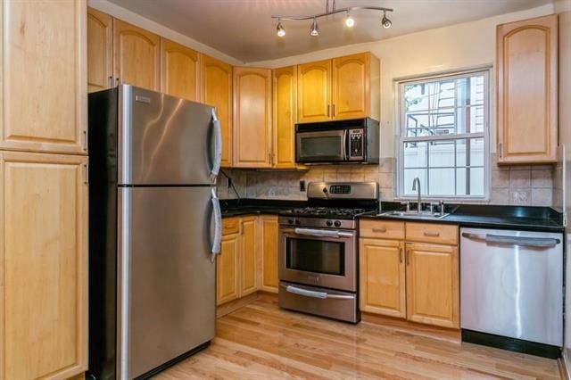 320 6TH ST Unit: 1