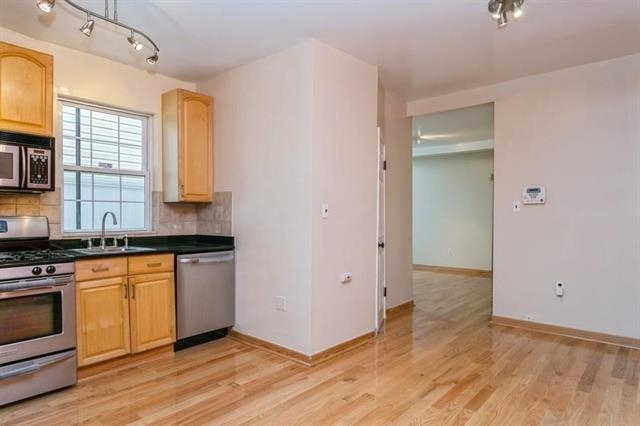 320 6TH ST Unit: 1