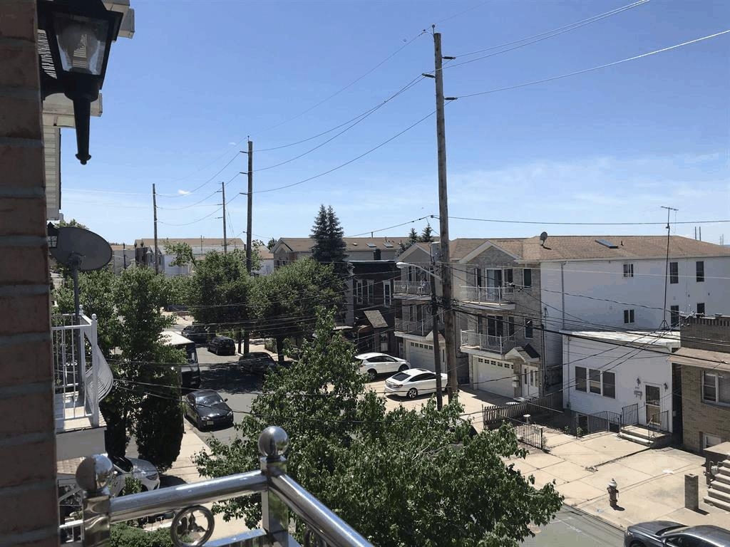 302 TERRACE AVE Unit: 1ST FLOOR