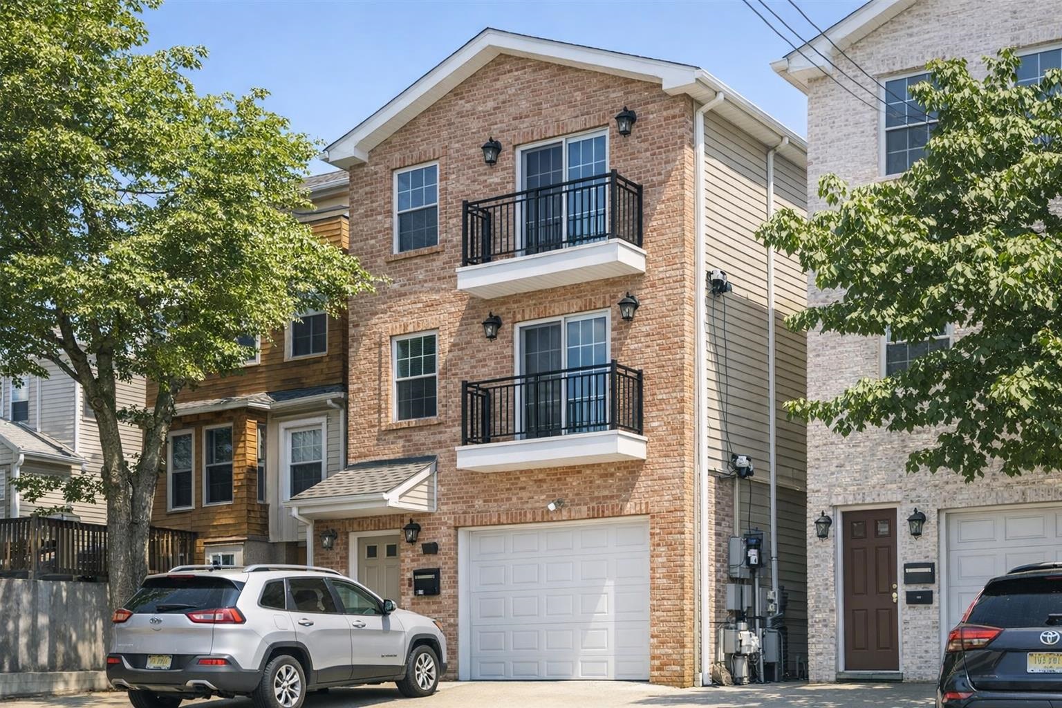 302 TERRACE AVE Unit: 1ST FLOOR