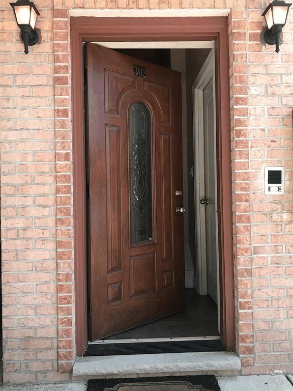 302 TERRACE AVE Unit: 1ST FLOOR