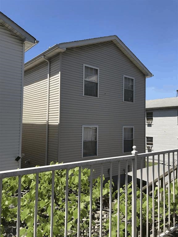 302 TERRACE AVE Unit: 1ST FLOOR