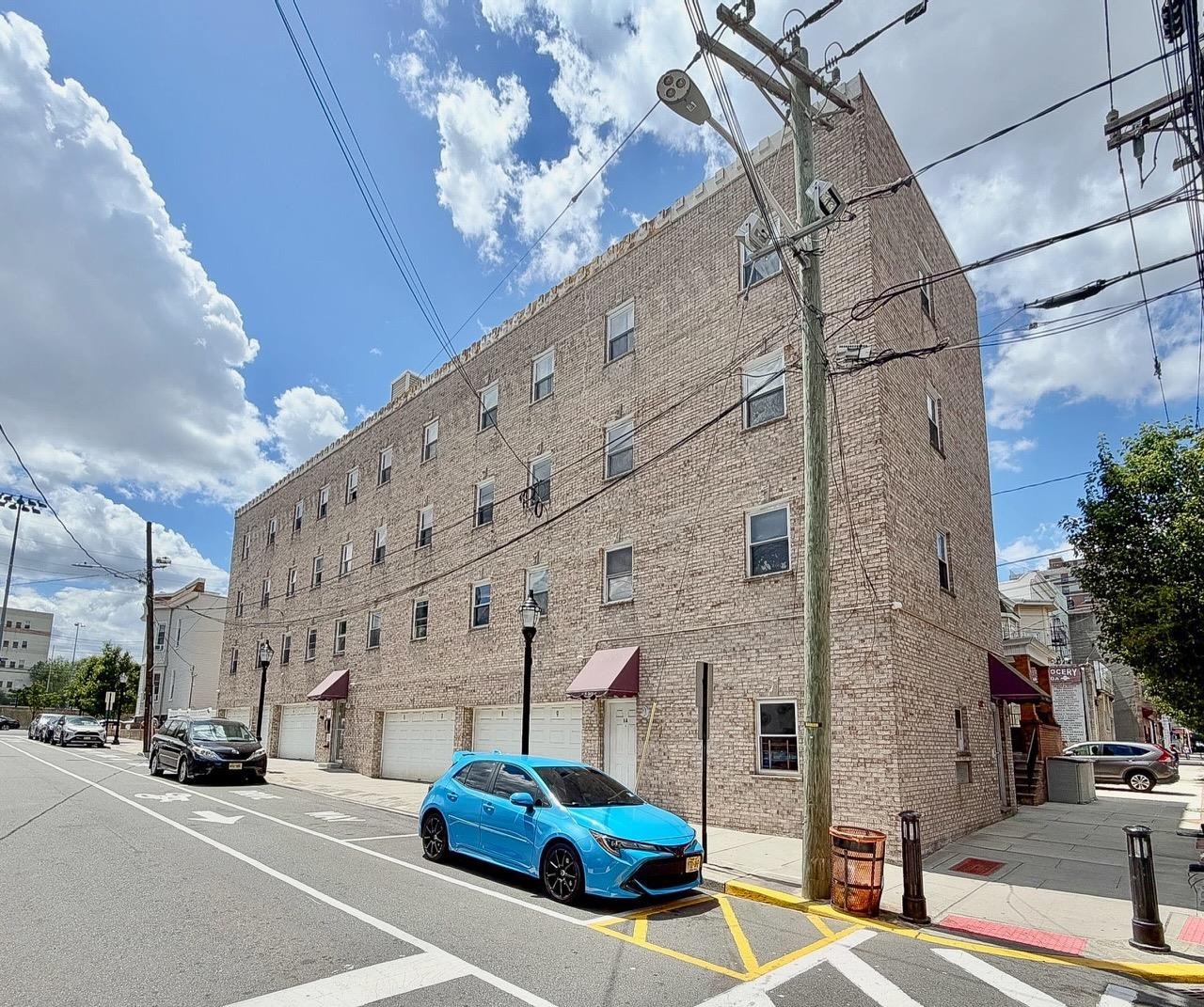701 22ND ST Unit: 3B