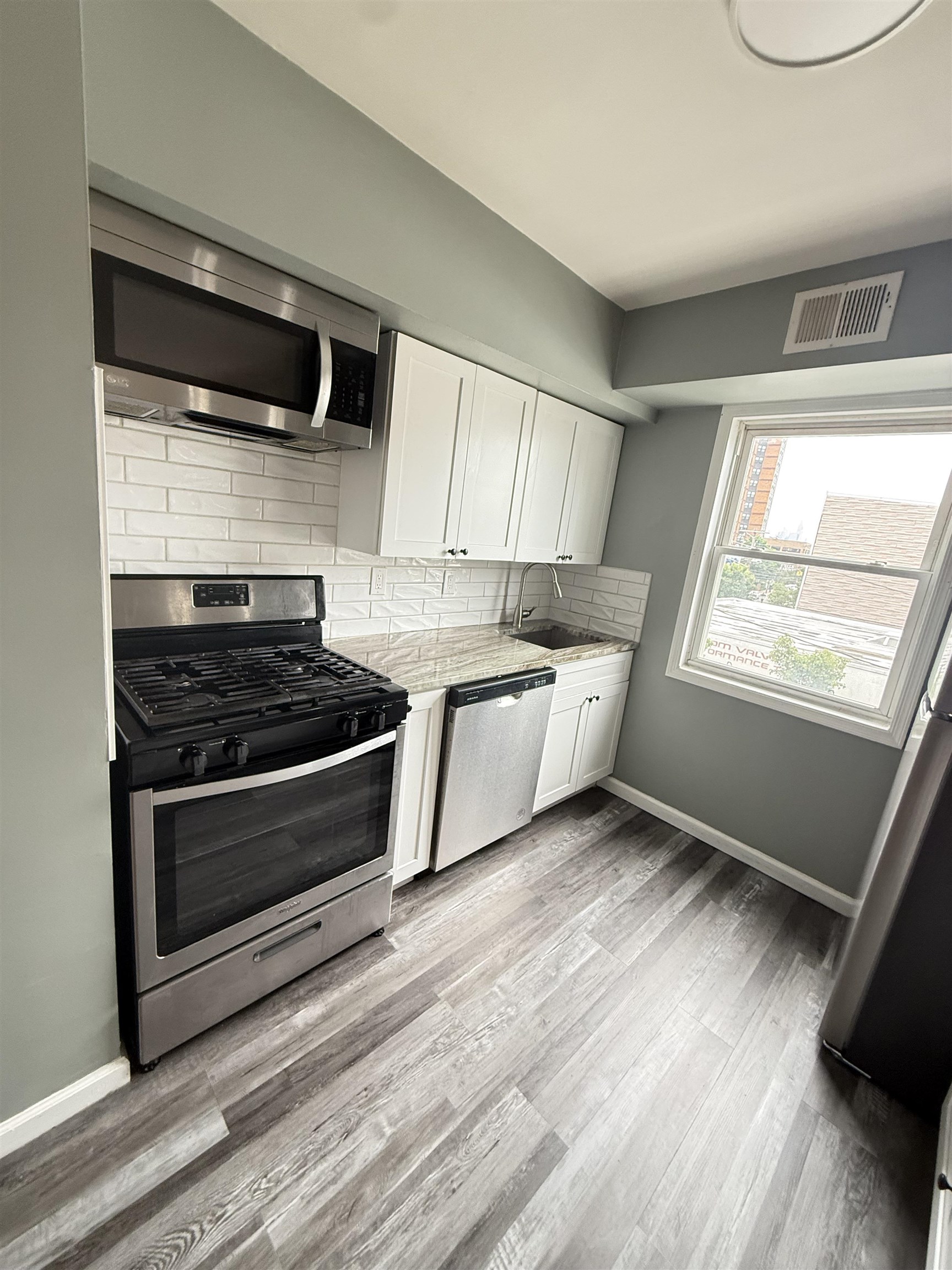 701 22ND ST Unit: 3B