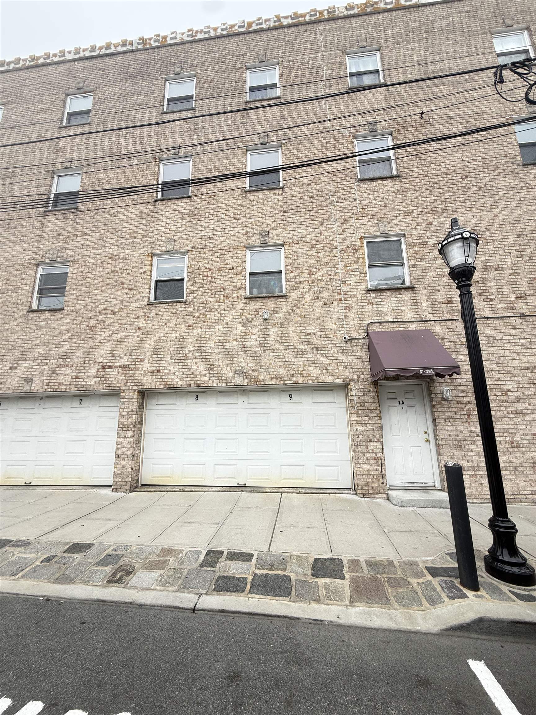 701 22ND ST Unit: 3B