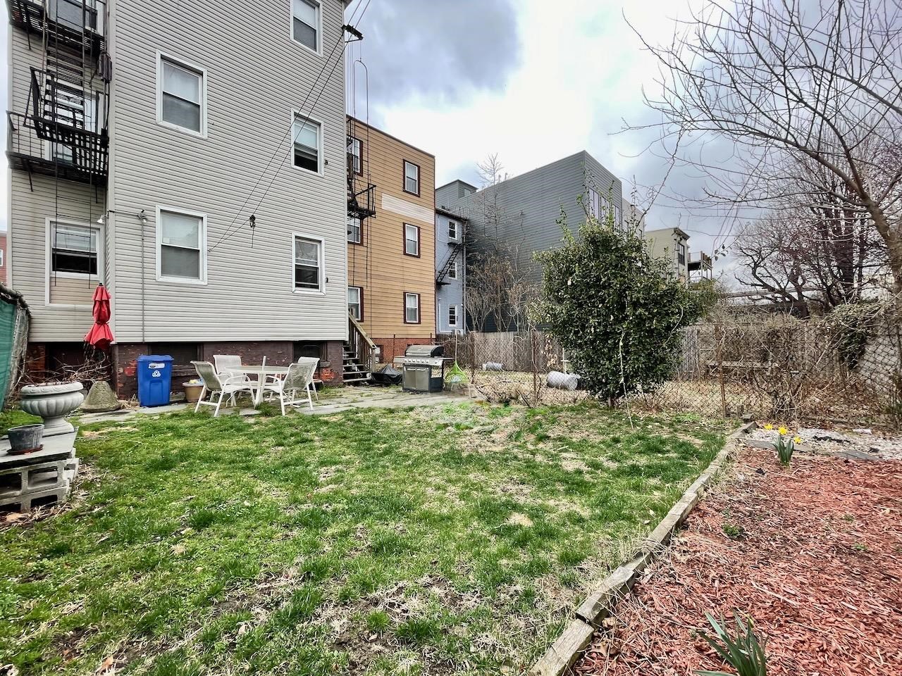330 PAVONIA AVE Unit: 1L