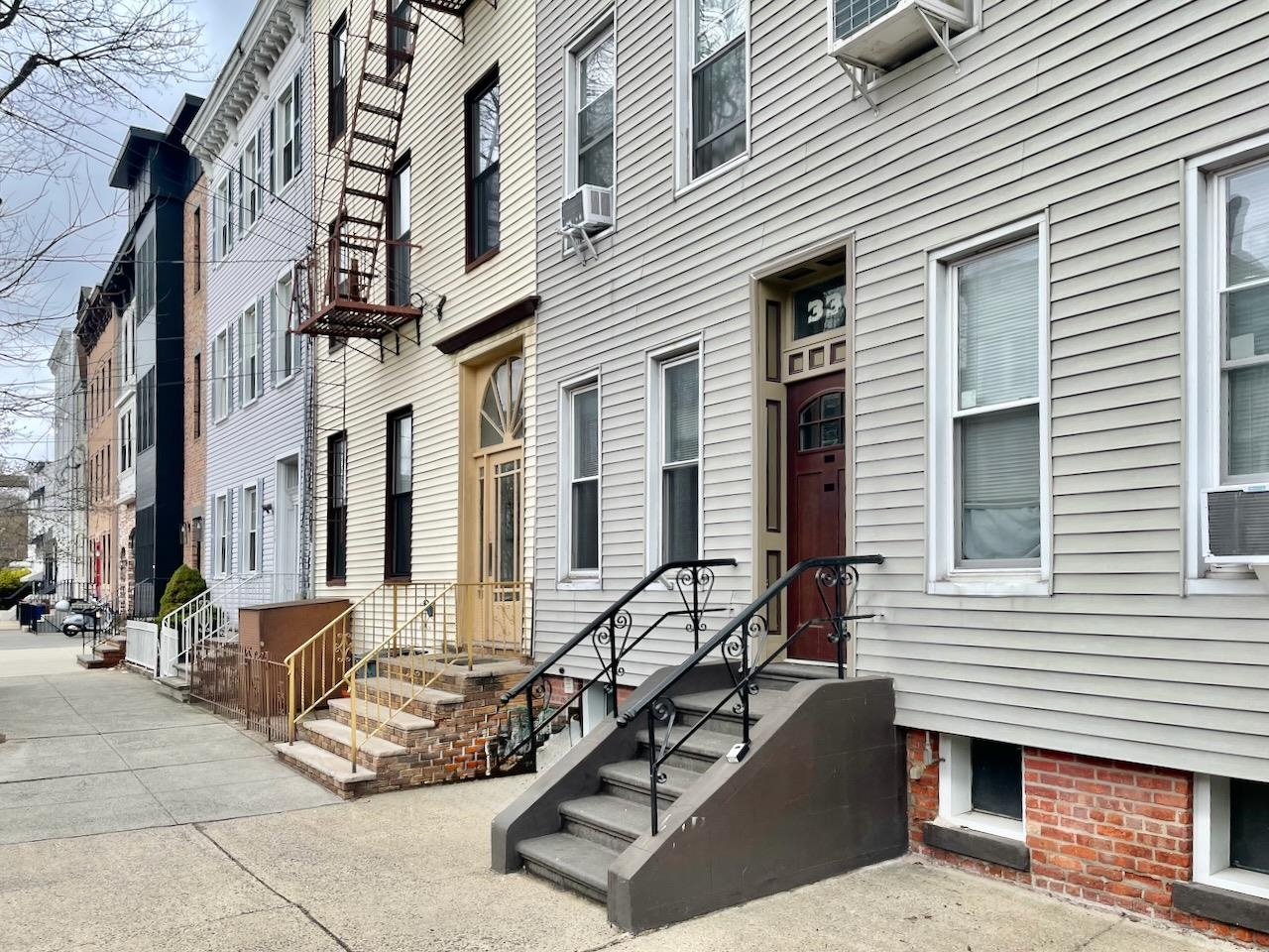 330 PAVONIA AVE Unit: 1L