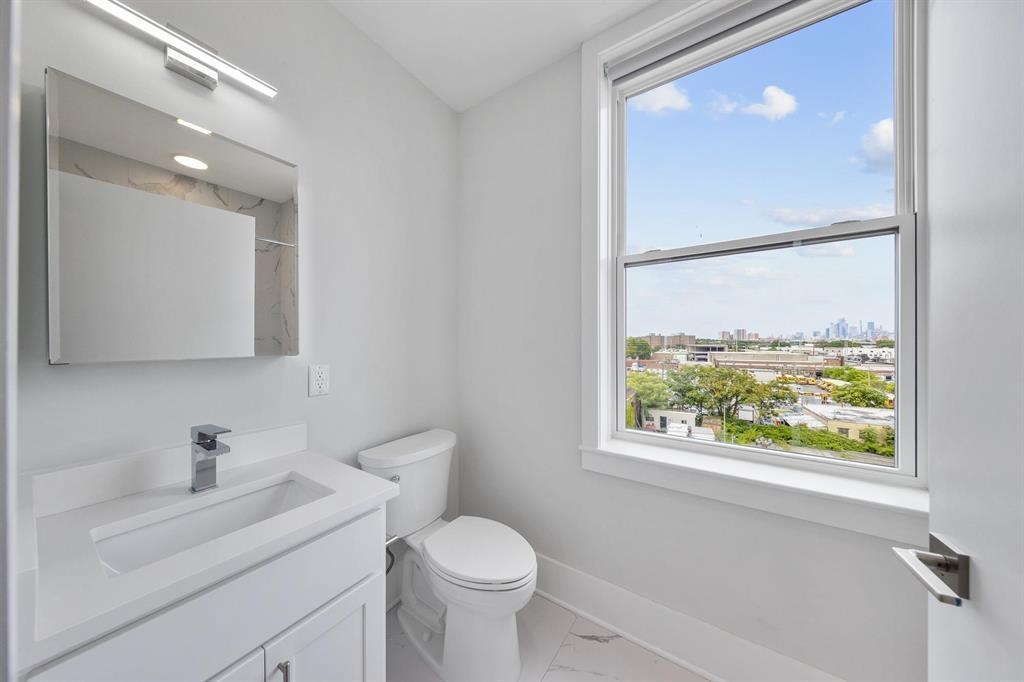 660 GRAND ST Unit: 403