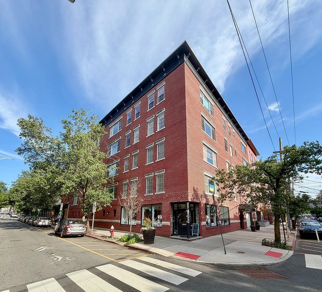 99 PARK AVE Unit: 4B
