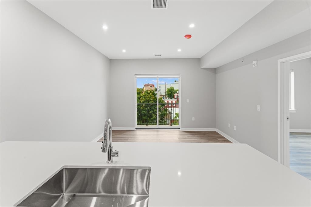 475 COMMUNIPAW AVE Unit: 401