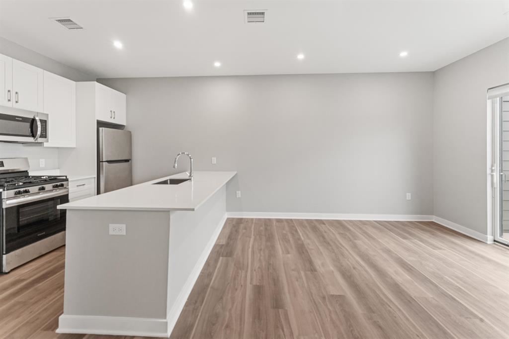 475 COMMUNIPAW AVE Unit: 401