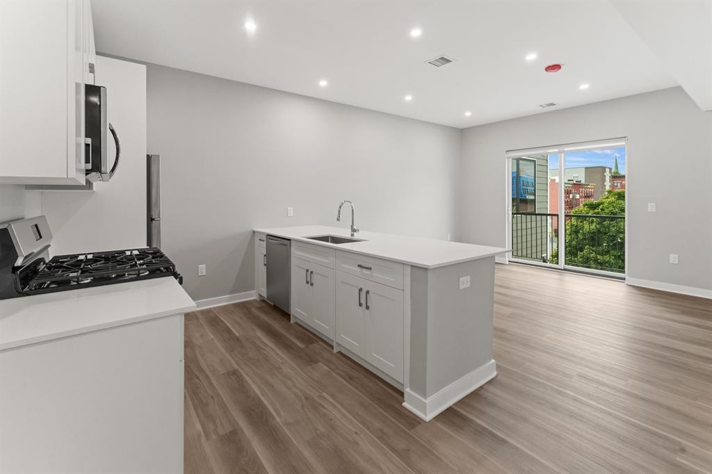 475 COMMUNIPAW AVE Unit: 401