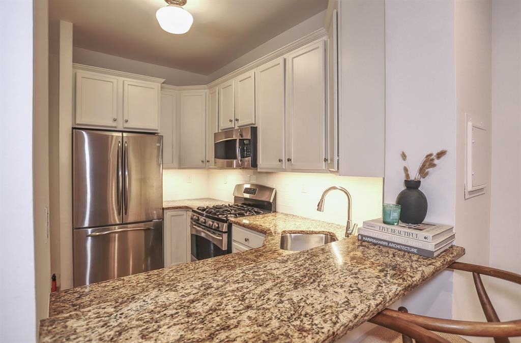 1122 HUDSON ST Unit: 2B