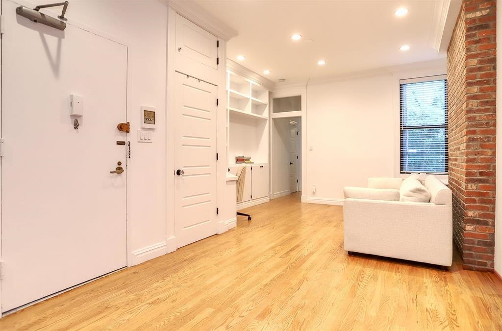 1122 HUDSON ST Unit: 2B