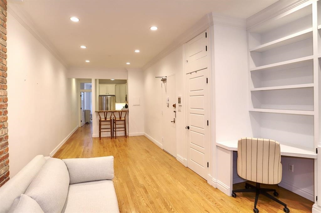 1122 HUDSON ST Unit: 2B