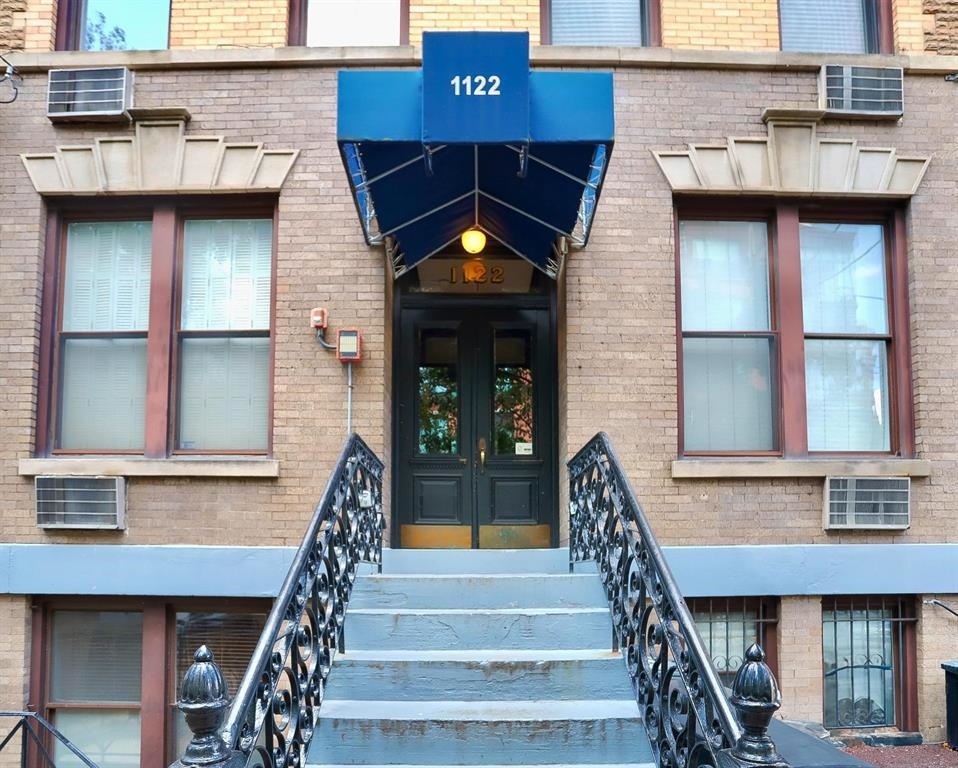 1122 HUDSON ST Unit: 2B