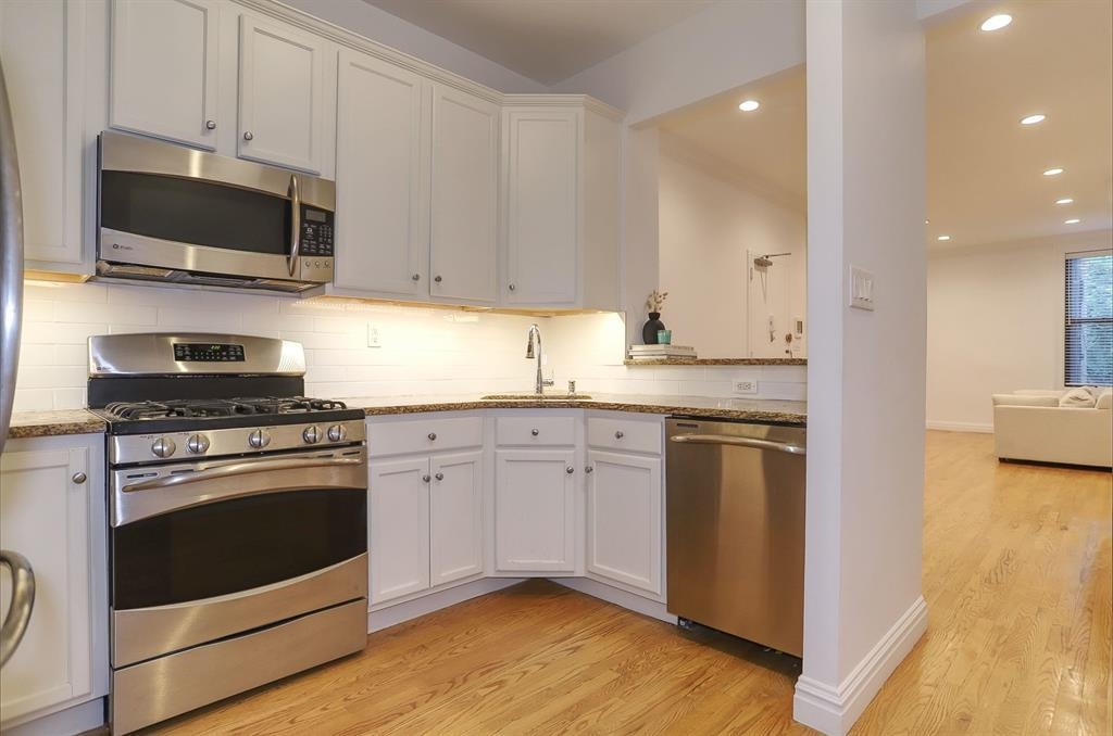 1122 HUDSON ST Unit: 2B