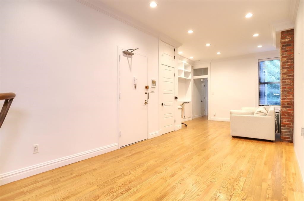 1122 HUDSON ST Unit: 2B