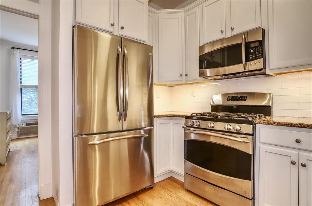 1122 HUDSON ST Unit: 2B