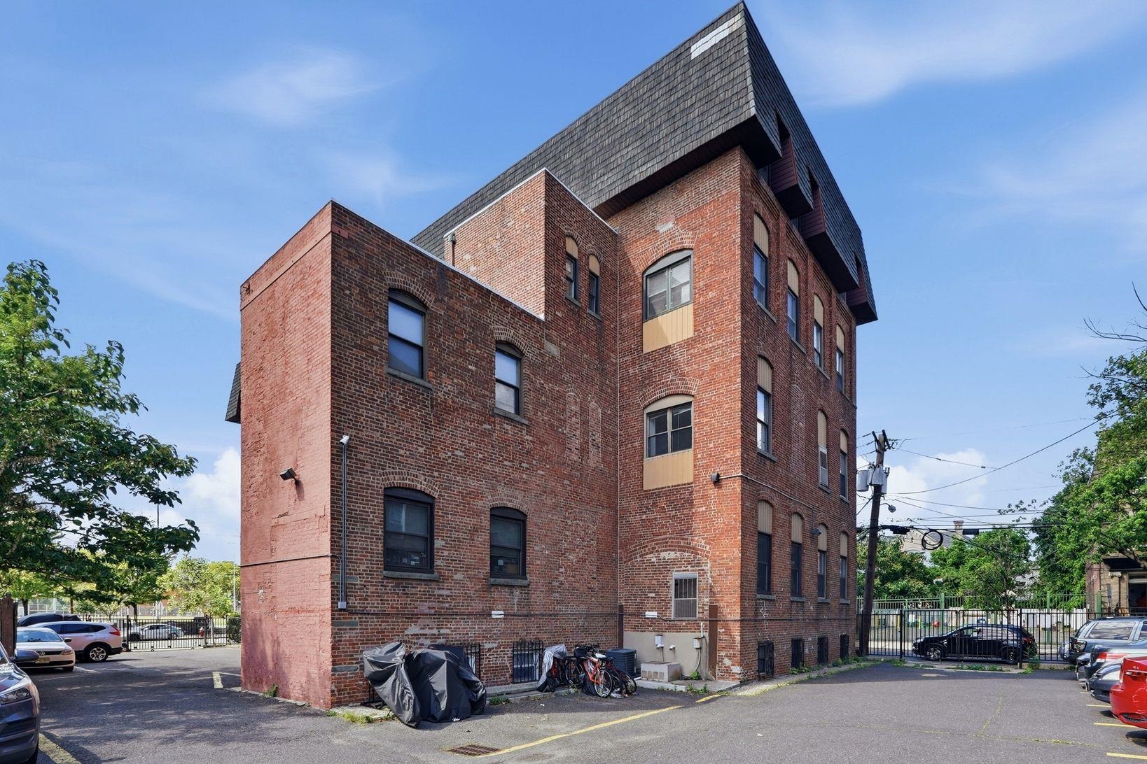 200 CENTRAL AVE Unit: D2