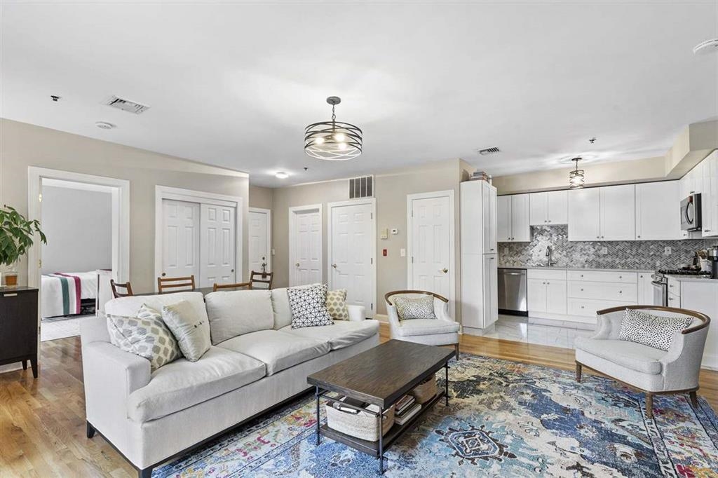 215 GRAND ST Unit: 1F