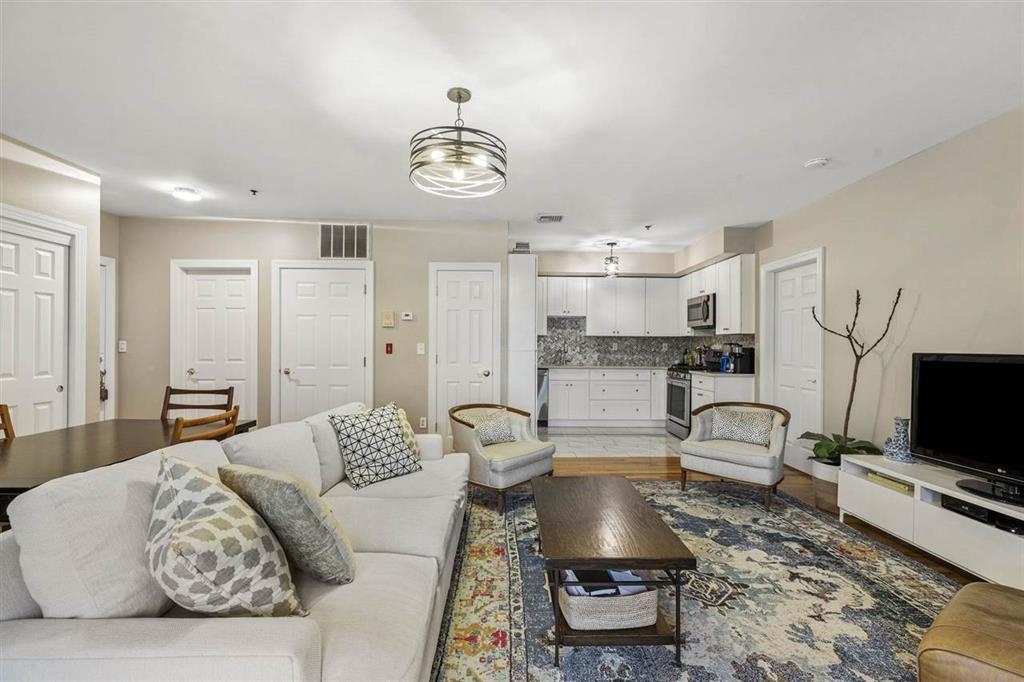 215 GRAND ST Unit: 1F