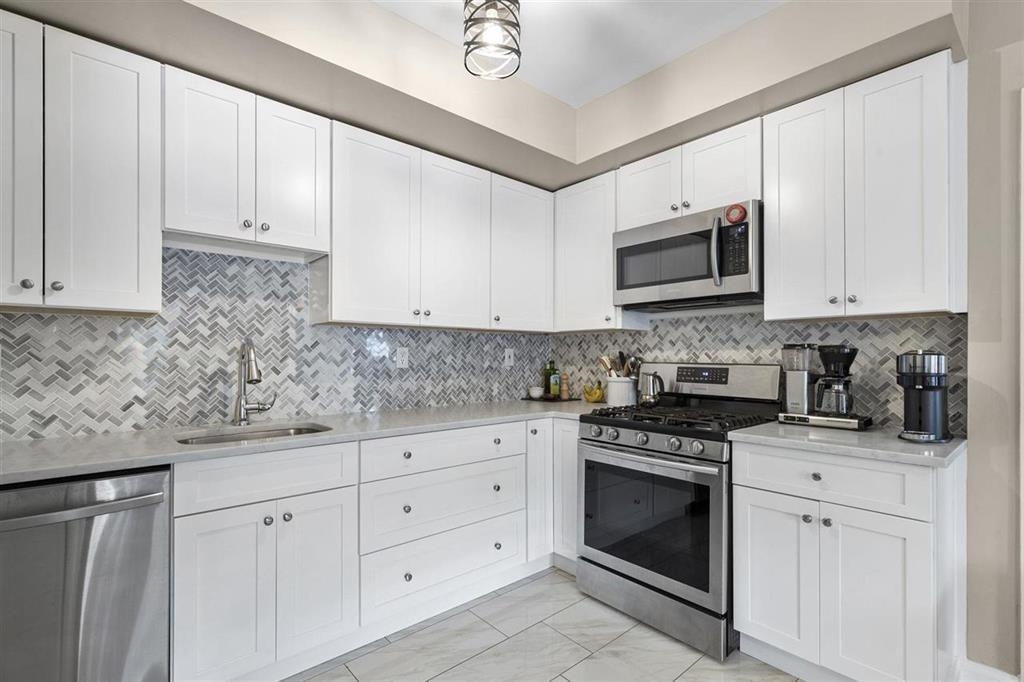 215 GRAND ST Unit: 1F