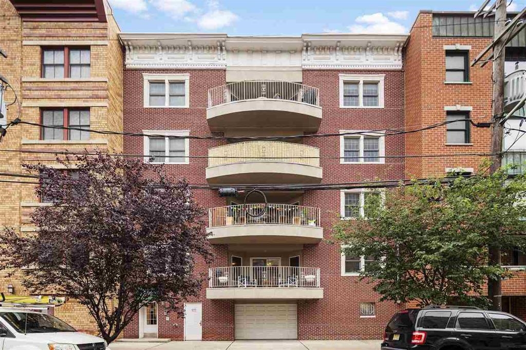 215 GRAND ST Unit: 1F