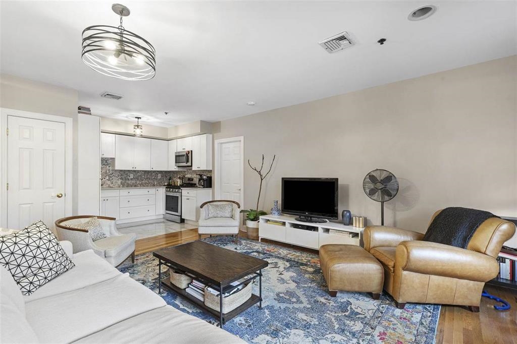 215 GRAND ST Unit: 1F