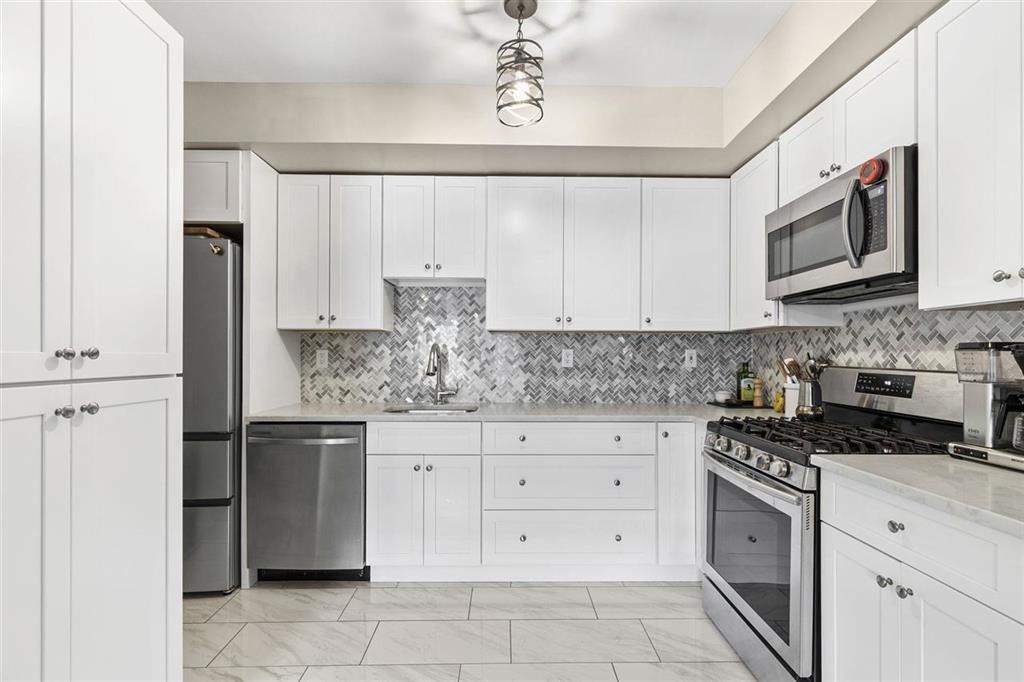 215 GRAND ST Unit: 1F