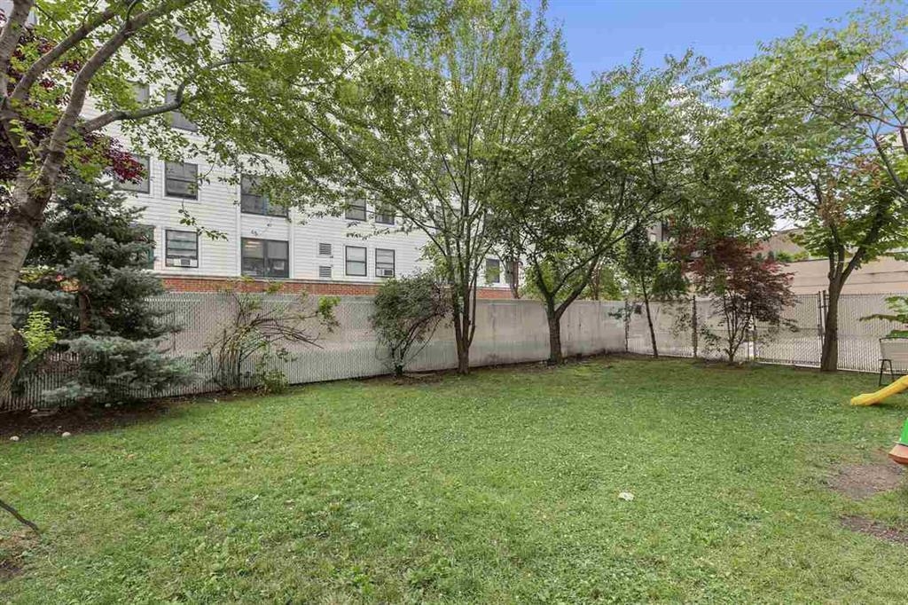 215 GRAND ST Unit: 1F