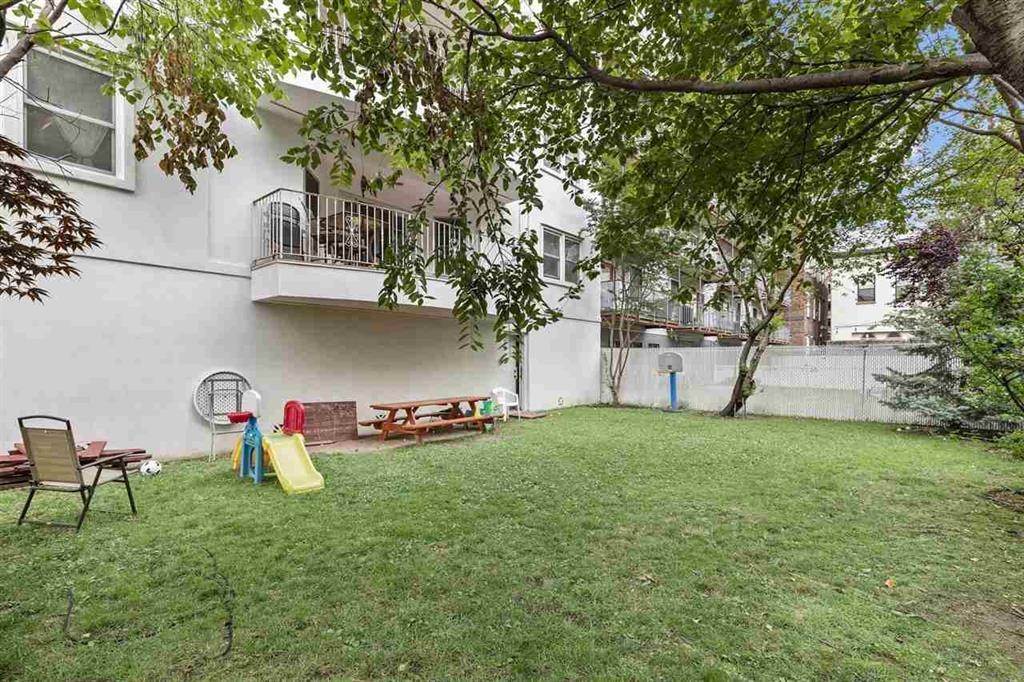 215 GRAND ST Unit: 1F