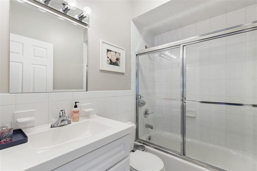 215 GRAND ST Unit: 1F
