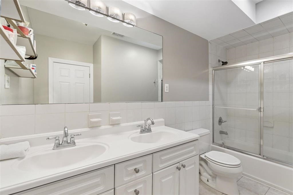 215 GRAND ST Unit: 1F