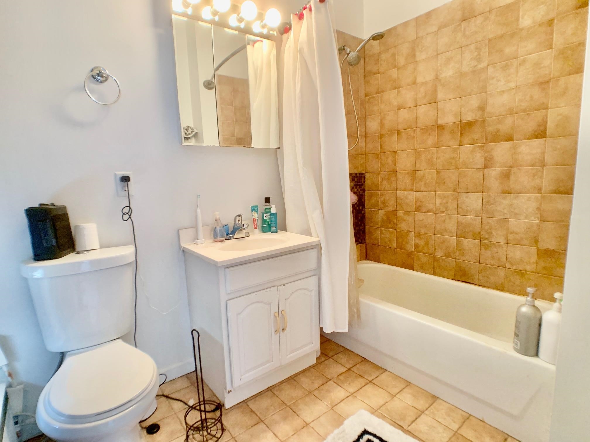 206 4TH ST Unit: 1F