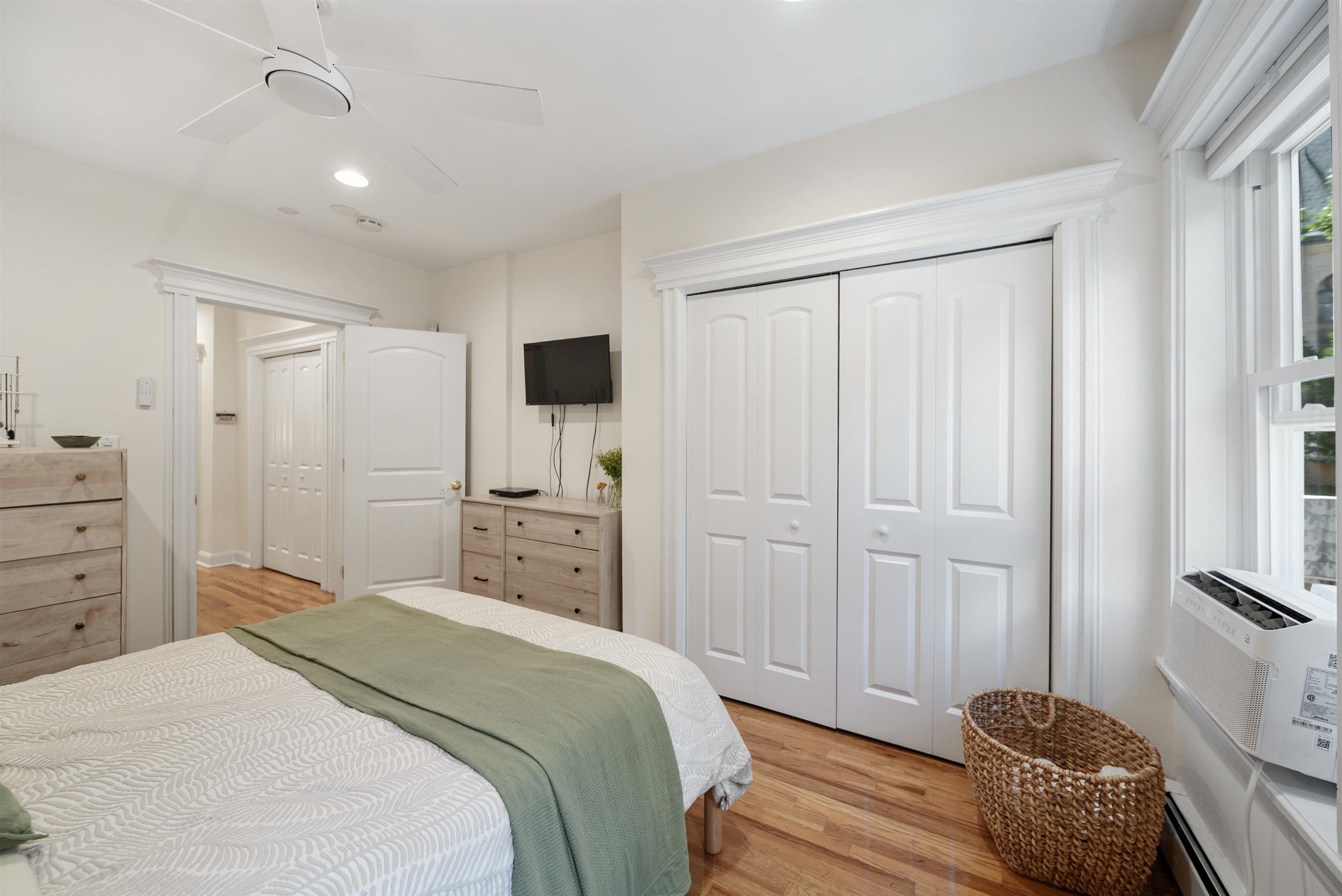 349 7TH ST Unit: 1R