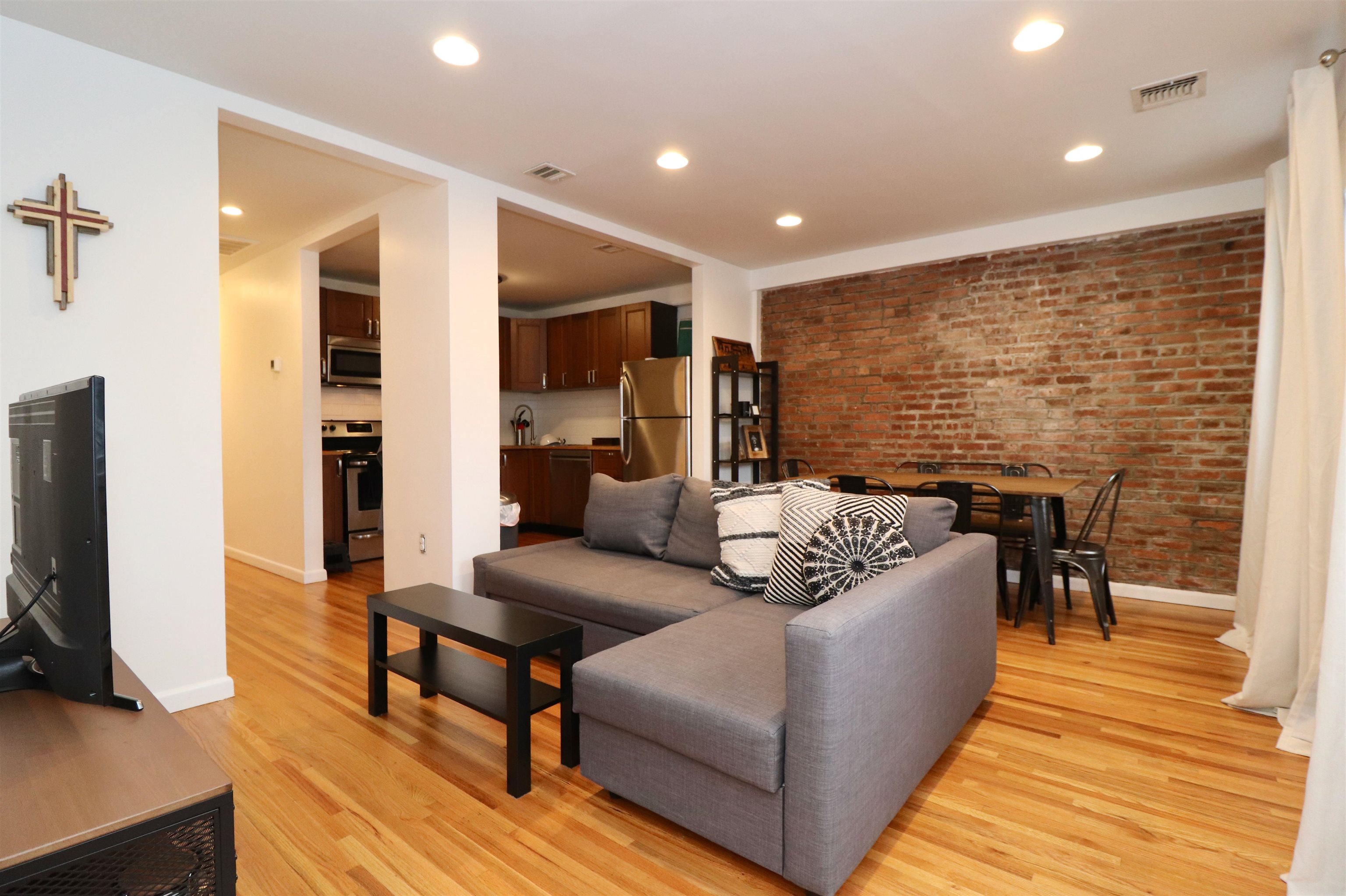 206 BEACON AVE Unit: 2