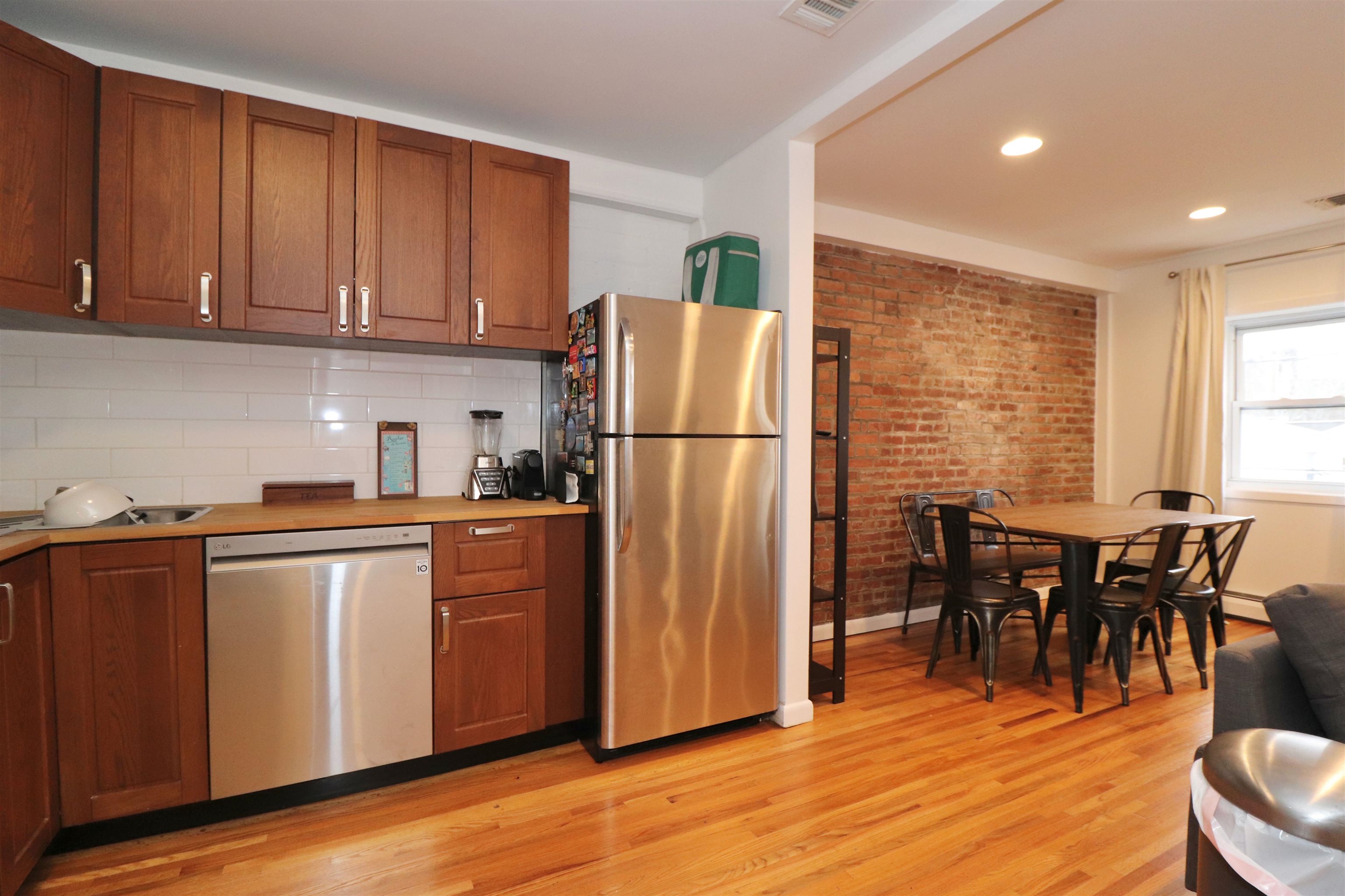 206 BEACON AVE Unit: 2