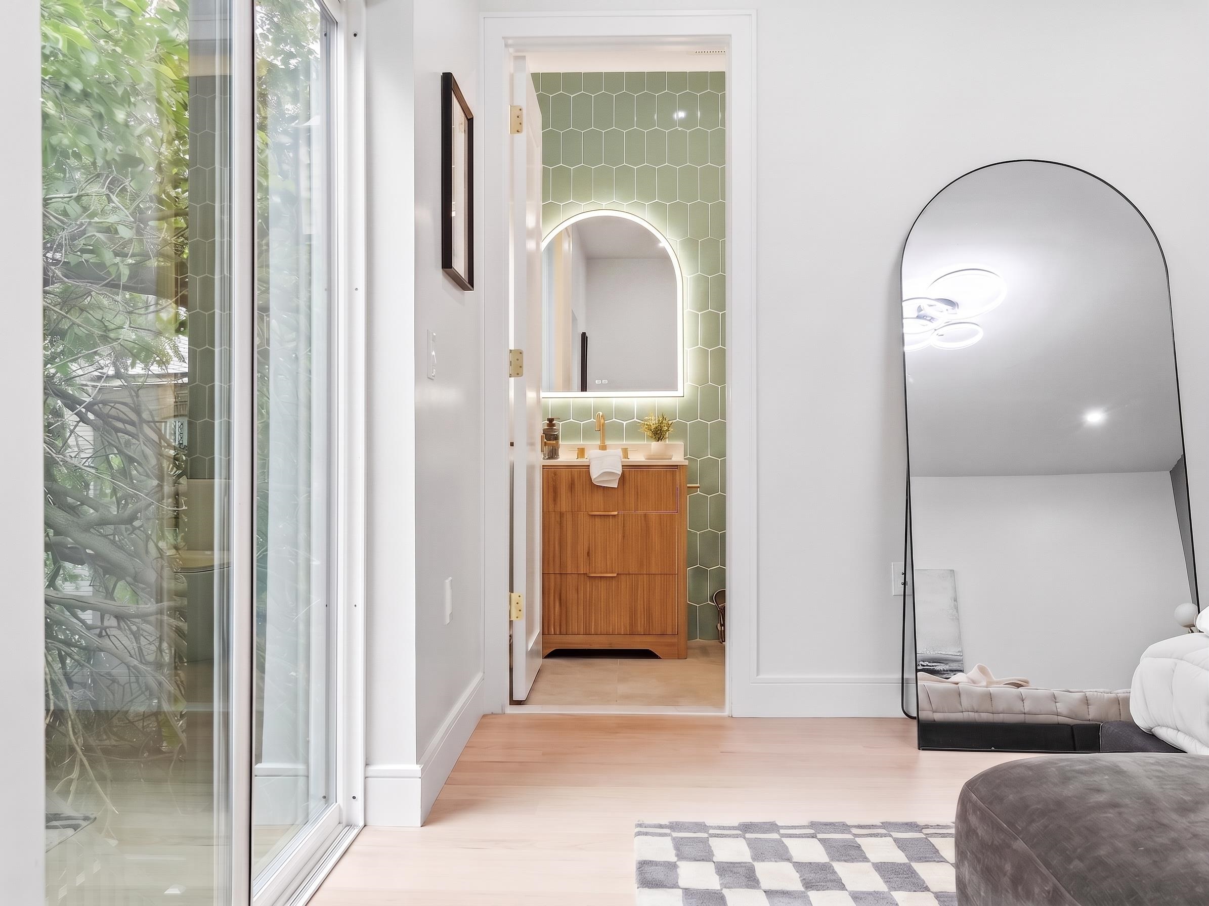 1123 SUMMIT AVE Unit: 2