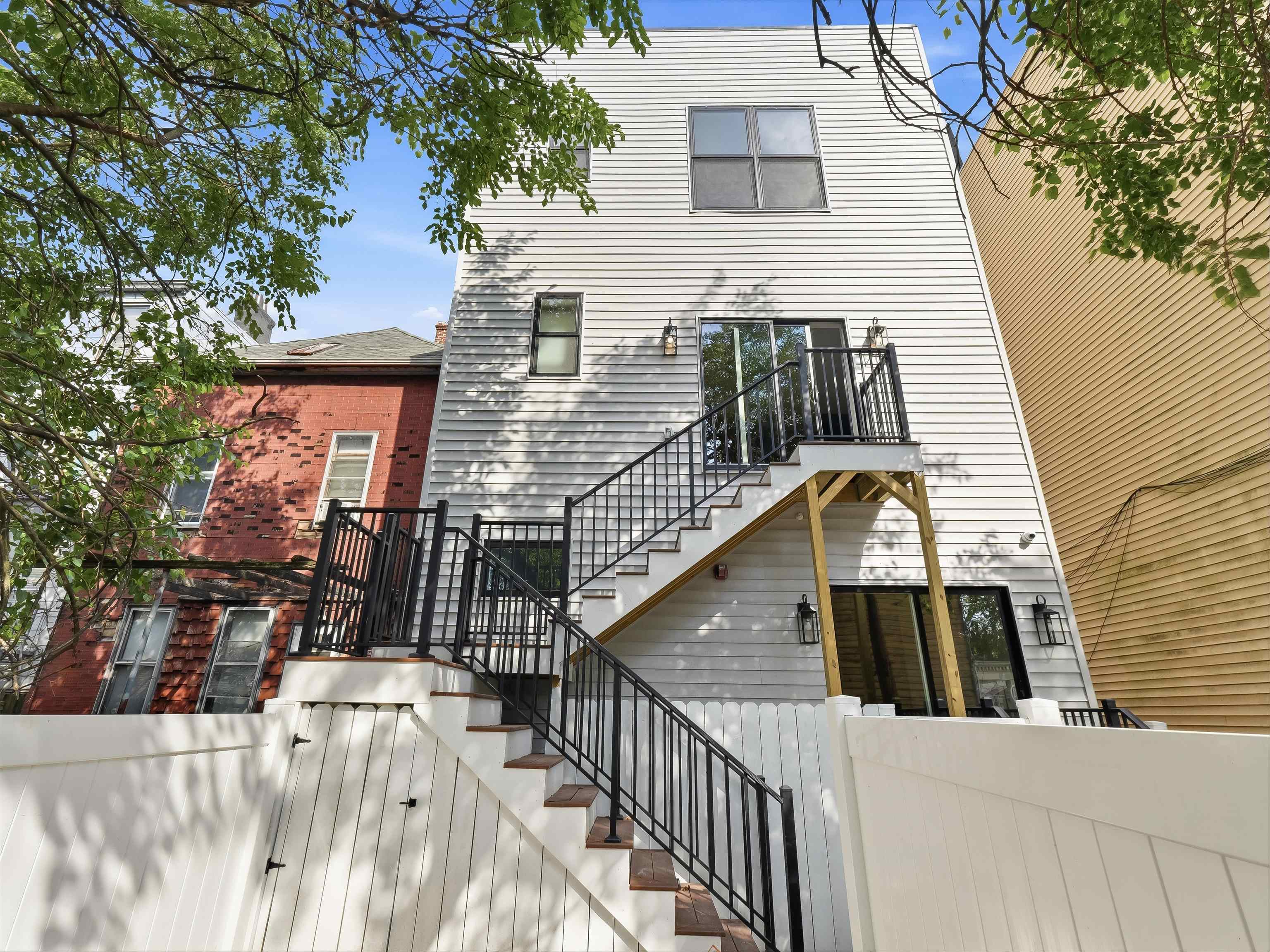 1123 SUMMIT AVE Unit: 2