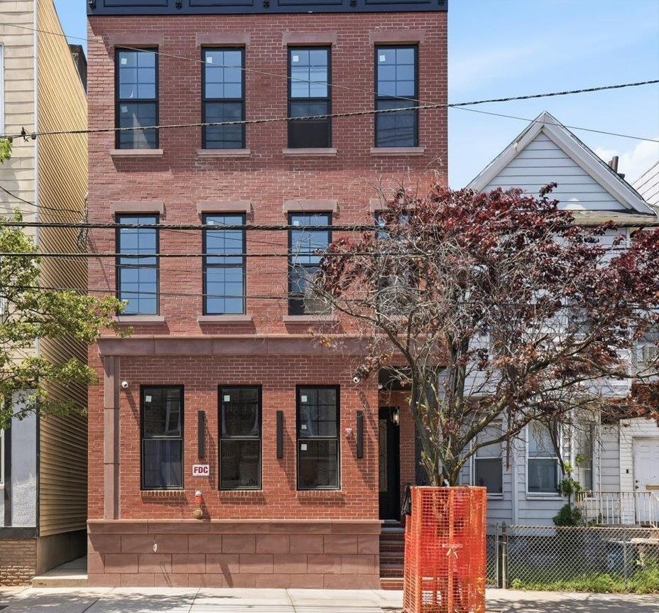 1123 SUMMIT AVE Unit: 2