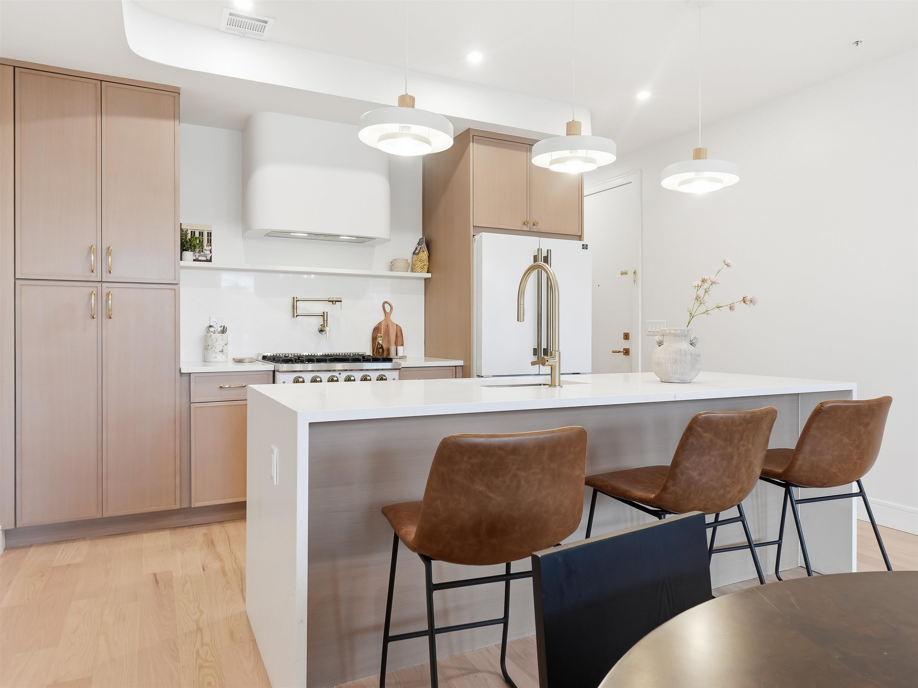 1123 SUMMIT AVE Unit: 2