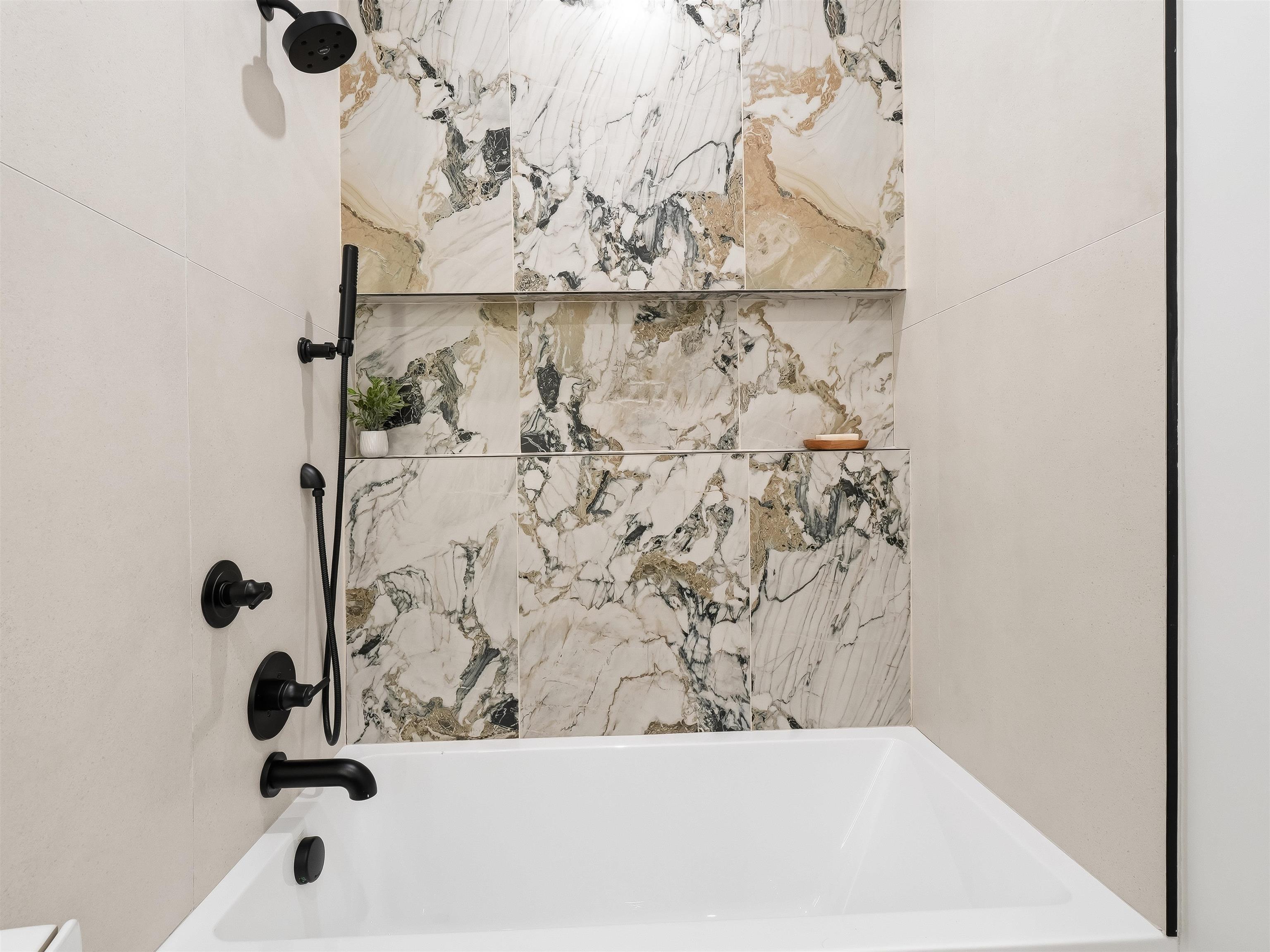 1123 SUMMIT AVE Unit: 2