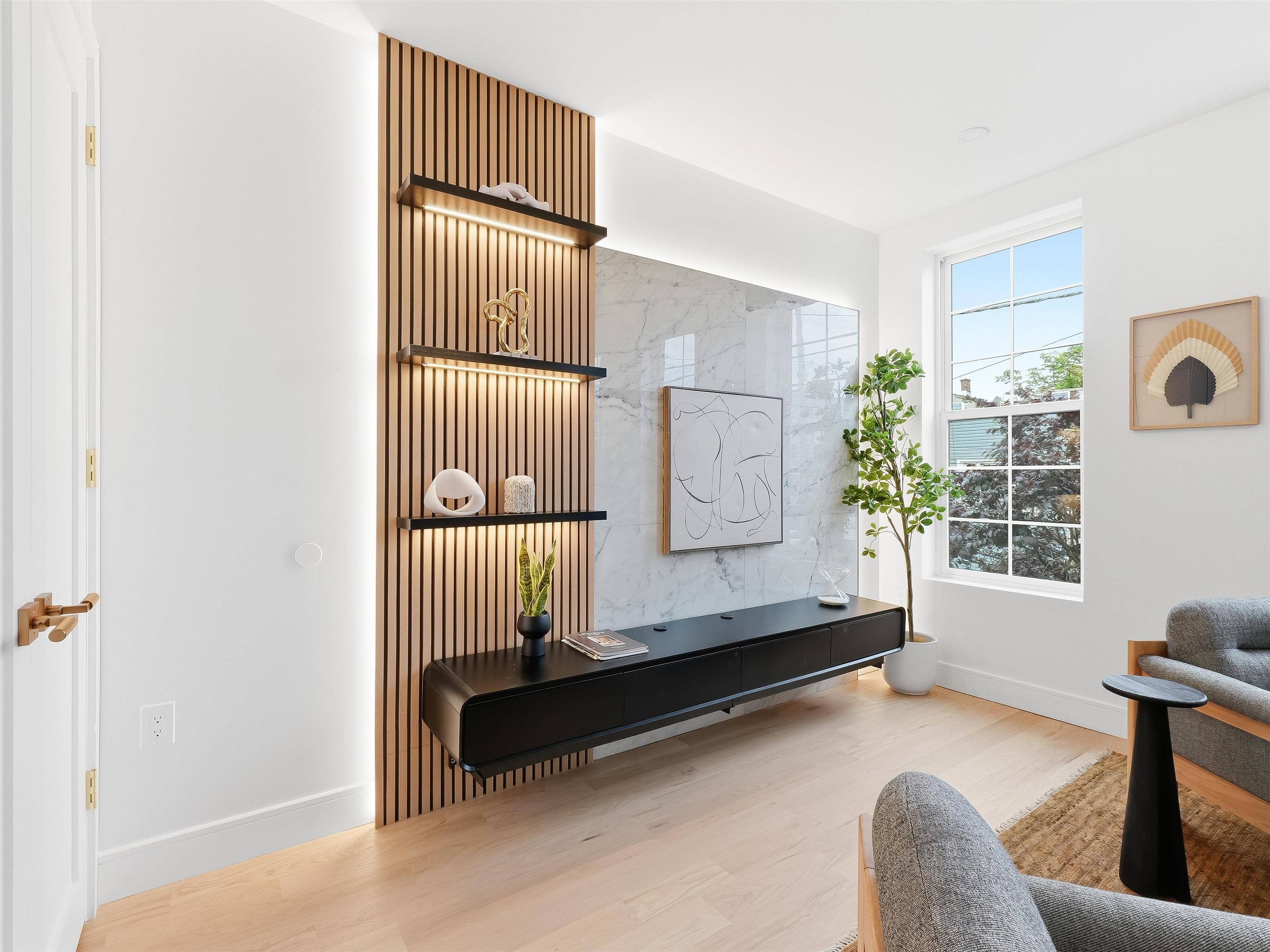 1123 SUMMIT AVE Unit: 2