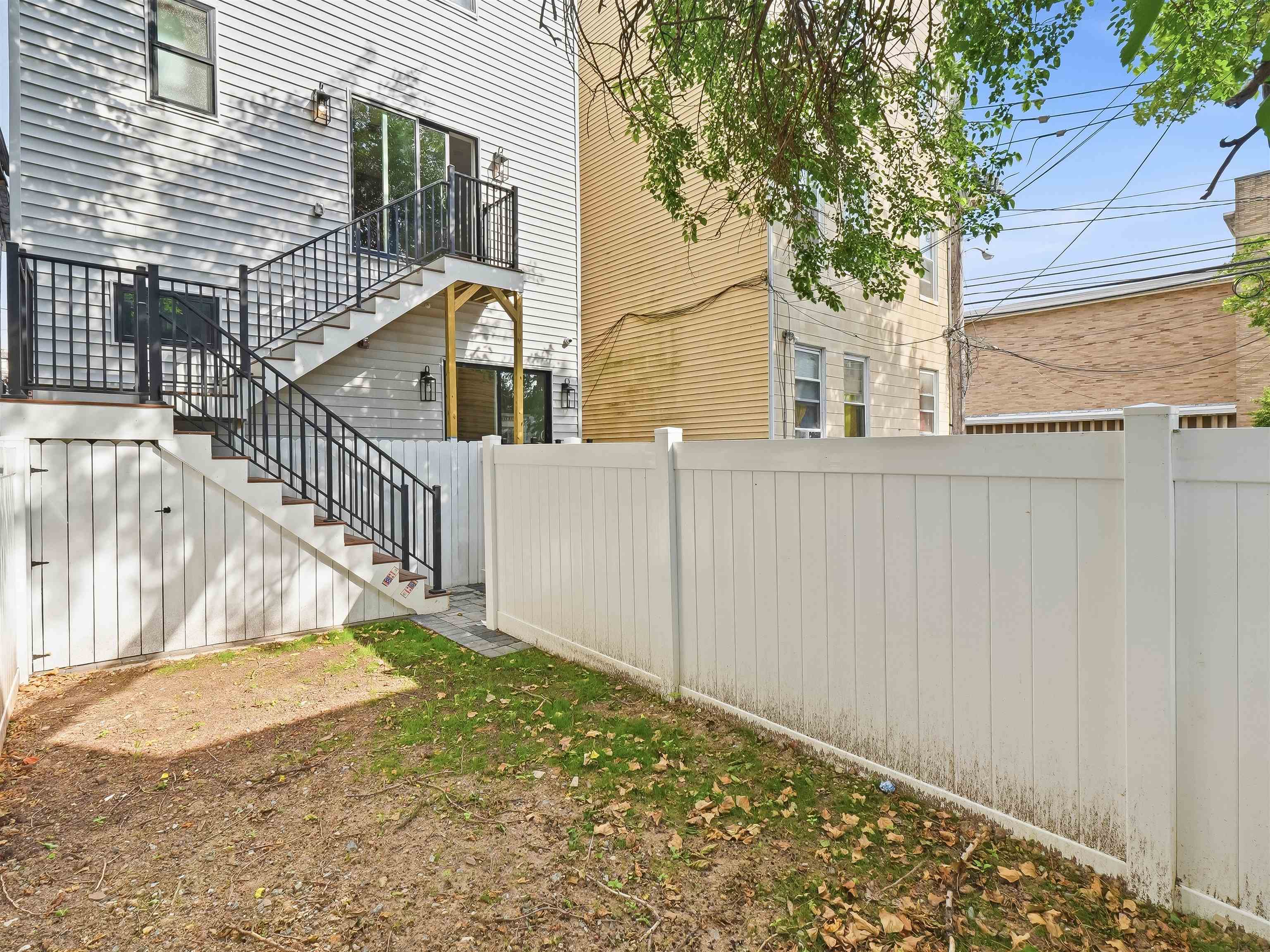 1123 SUMMIT AVE Unit: 2