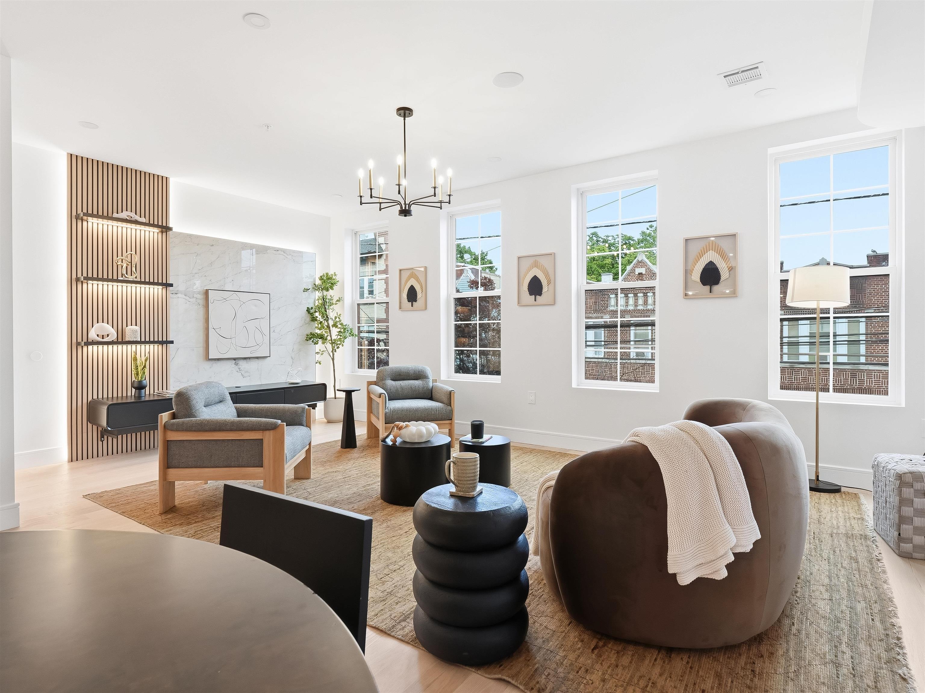 1123 SUMMIT AVE Unit: 2