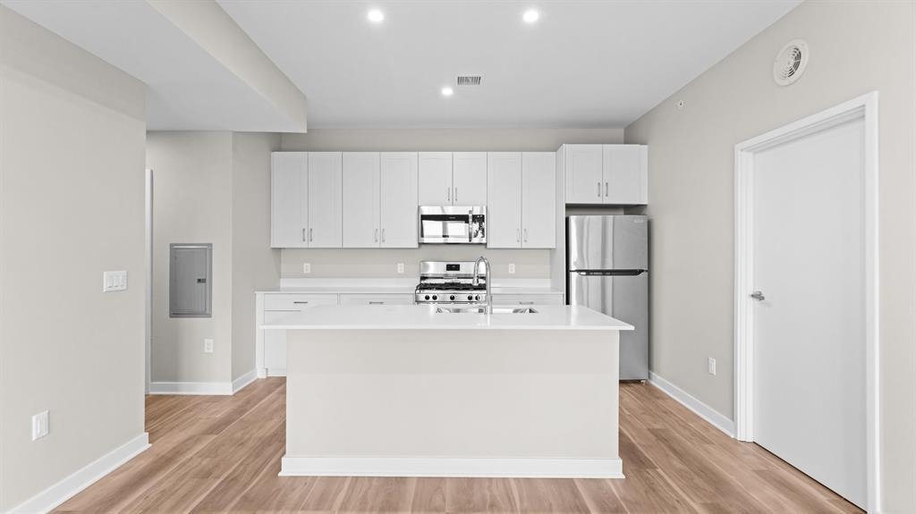 475 COMMUNIPAW AVE Unit: 209