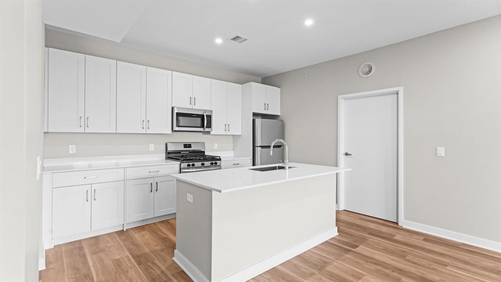 475 COMMUNIPAW AVE Unit: 209