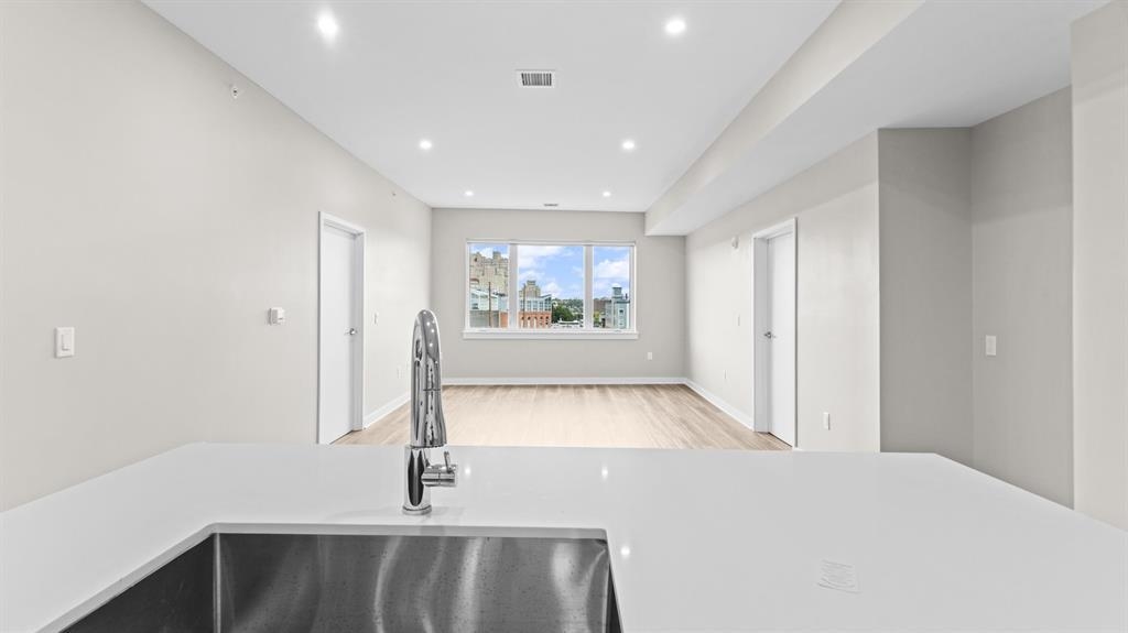 475 COMMUNIPAW AVE Unit: 209